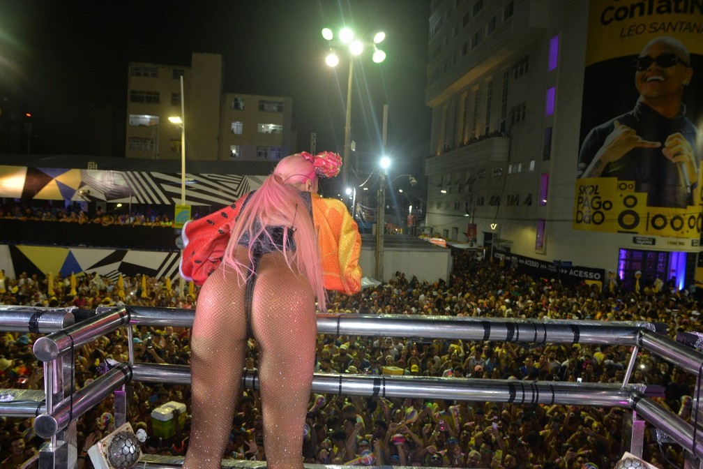 Alinne Rosa desfila no circuito Dodô (Barra/Ondina), em Salvador, com o tema Vale Tropical — Foto: Joilson César/Ag Haack