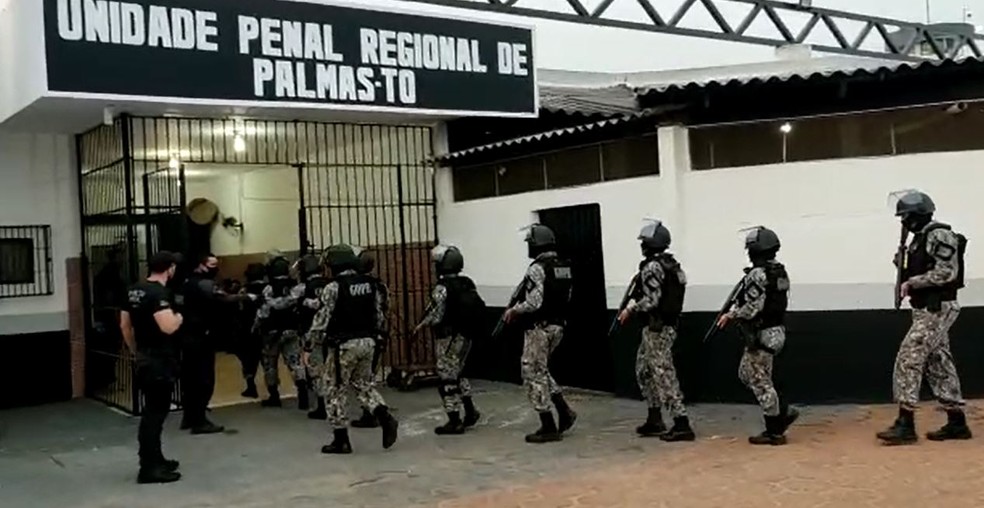 Policiais entrando na Unidade Penal de Palmas &mdash; Foto: Reprodu&ccedil;&atilde;o