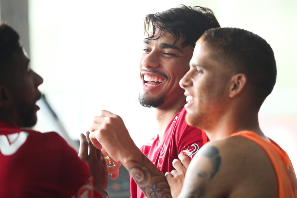 Paquet&aacute; e Cu&eacute;llar: meia colombiano renovou contrato este ano. Flamengo n&atilde;o pensa em perd&ecirc;-lo na pr&oacute;xima temporada &mdash; Foto: Gilvan de Souza