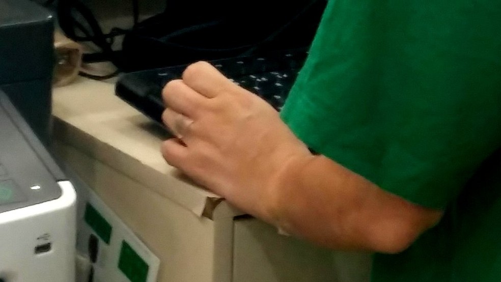 Funcionária da Localiza usa microporo no dedo anelar e no antebraço para esconder tatuagem — Foto: Felipe Souza/BBC News Brasil