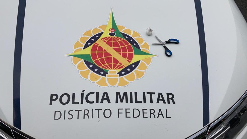 Material apreendido com suspeito de agredir e cortar cabelo de ex-companheira no DF — Foto: Polícia Militar/Reprodução