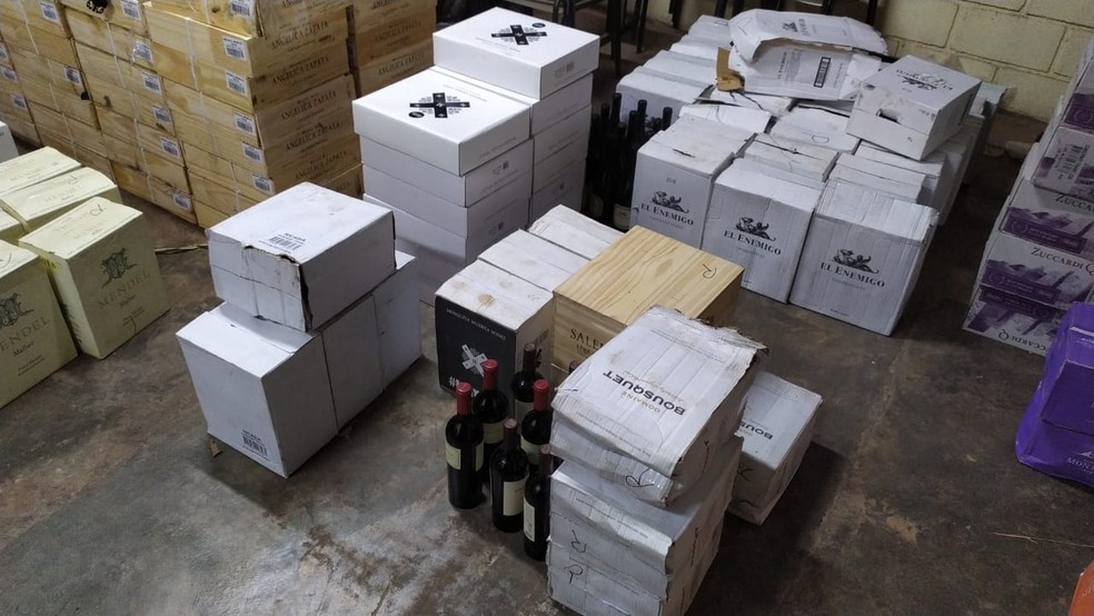 Mais de 400 caixas de vinho sem nota fiscal foram apreendidas em Ourinhos — Foto: Polícia Rodoviária / Divulgação