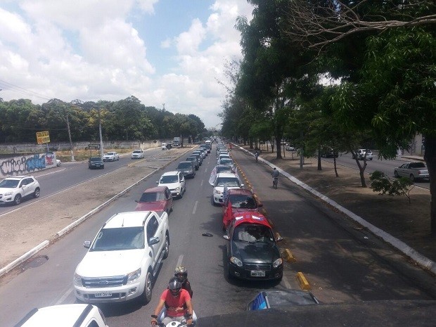 Carros saíram do campus da Ufal e foram em direção ao do Ifal, no centro de Maceió (Foto: Suely Melo/G1)