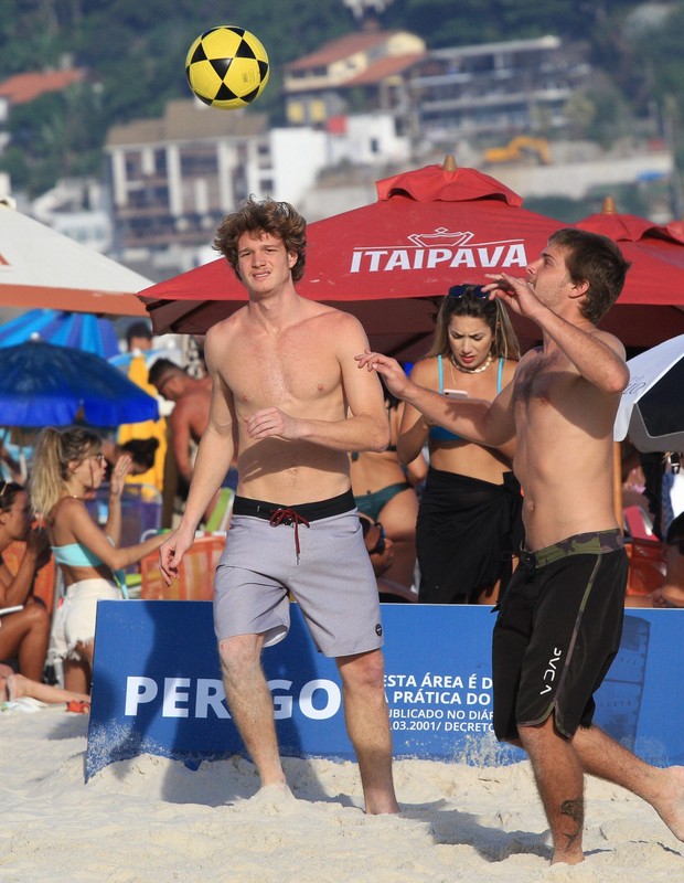 Pedro Novaes joga futevôlei em praia carioca (Foto: Fabrício Silva/AgNews)