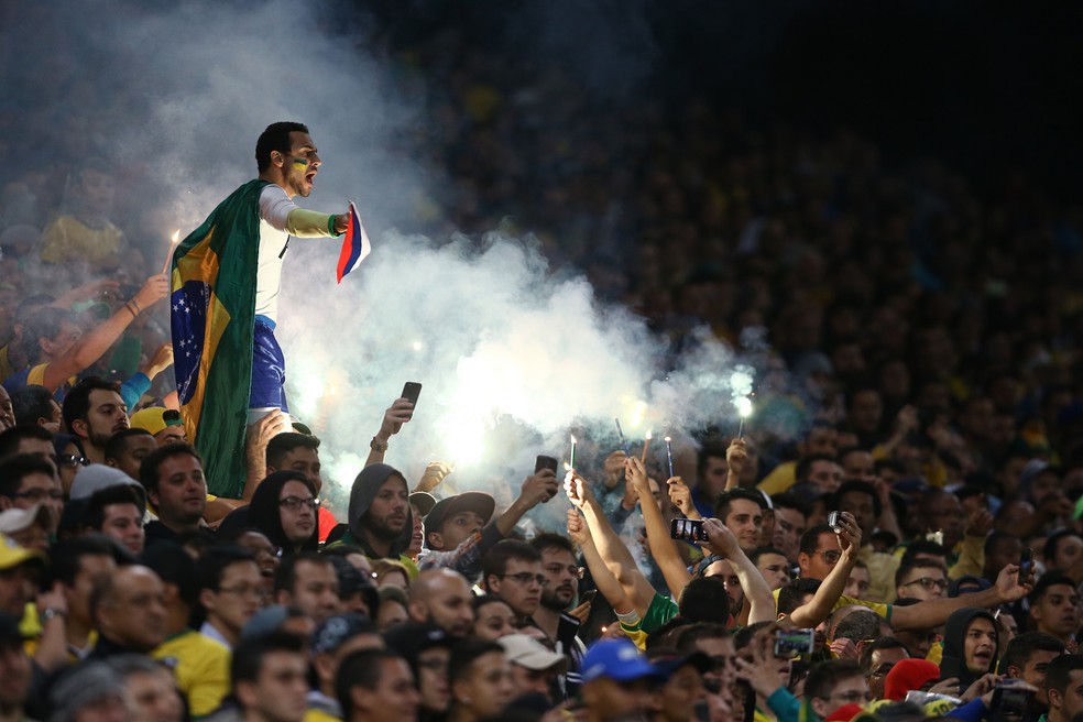 Saulo Mendonça, o Supermano, símbolo do Movimento Verde e Amarelo, no jogo contra o Paraguai pelas eliminatórias (Foto: Lucas Figueiredo/CBF)