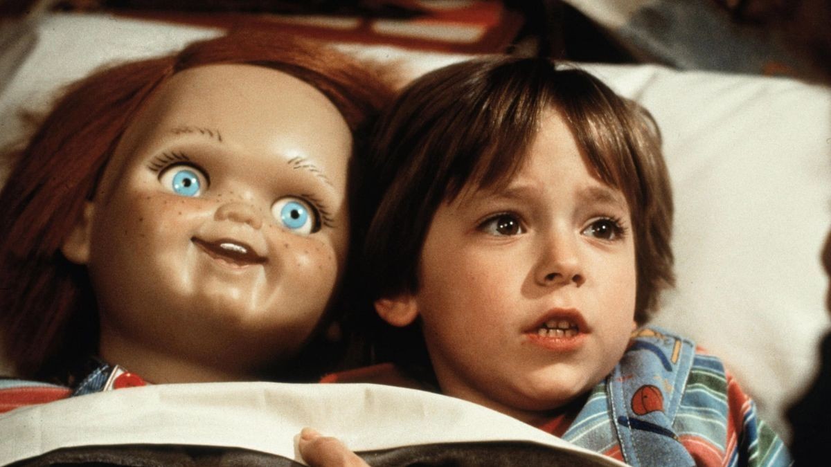 Chucky e Andy no primeiro filme, de 1988 - Alex Vincent, que deu vida ao garotinho, reprisa o papel na série de TV aos 40 anos de idade (Foto: Divulgação)