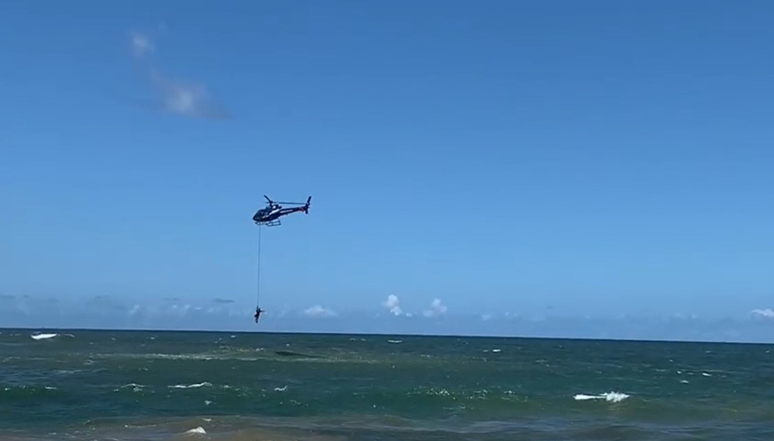 Quatro pessoas são socorridas por helicóptero da PM após se afogarem em praia da Região Metropolitana de Salvador