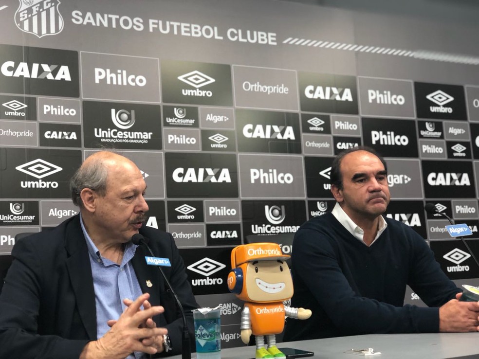 JosÃ© Carlos Peres e Ricardo Gomes, em coletiva no CT do Santos, nesta segunda-feira (Foto: Gabriel dos Santos)