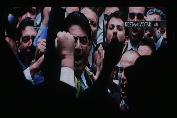 Deputados comemoram durante a votação do impeachment de Dilma Rousseff na Câmara, em 2016  (Foto: Mario Tama/Getty Images)