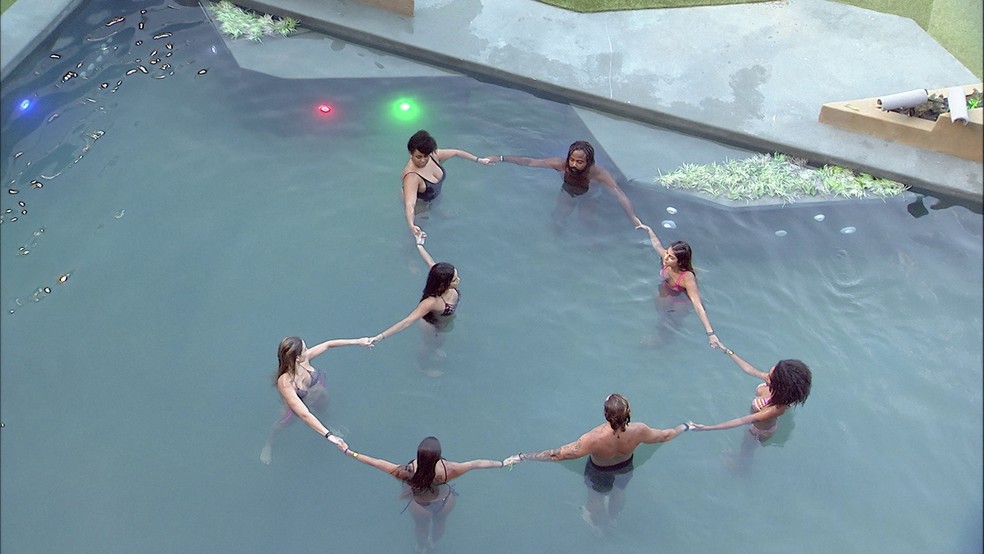 Brothers Formam Um Coracao Na Piscina E Gritam Bbb19 Casa Bbb Gshow