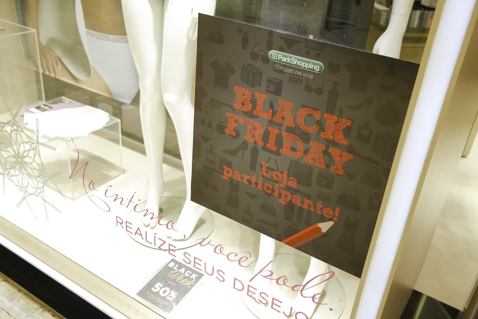 Vitrine de shopping do DF anuncia descontos durante a Black Friday  (Foto: Fotoforum/Cristiano Sérgio)