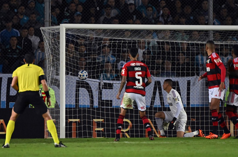 Santos só olha a bola entrar em cobrança de falta