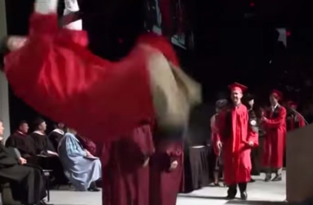 Aluno foi 'se mostrar' ao dar salto mortal após receber diploma e acabou caindo de cara no palco (Foto: Reprodução/YouTube/Mark Fay)
