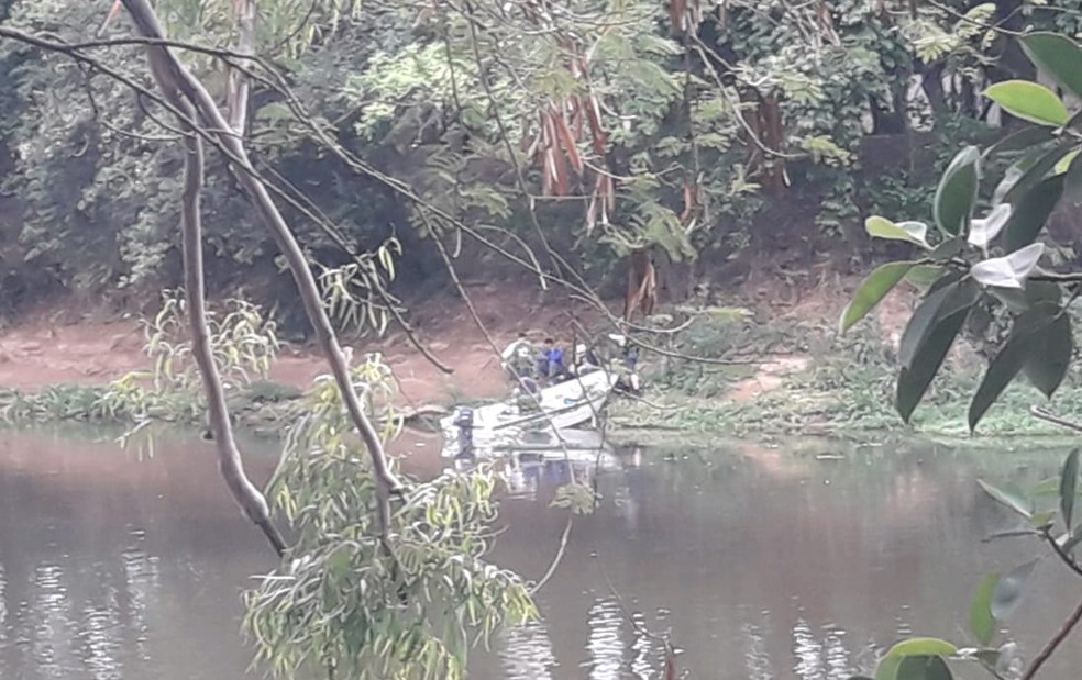 Pessoas flagrada em pesca irregular receberam advertência — Foto: Divulgação/ Polícia Militar