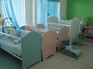 Recém-nascidos são maioria e prioridade no abrigo, de acordo com administrador.  (Foto: Camila Henriques/G1 AM)