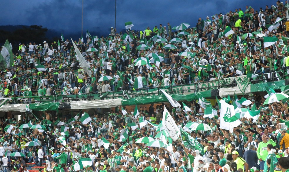 Guarda-chuvas na torcida do Atlético Nacional, no estádio Atanasio Girardot , na final da Libertadores de 2016: vetado (Foto: Jorge Natan/GloboEsporte.com)
