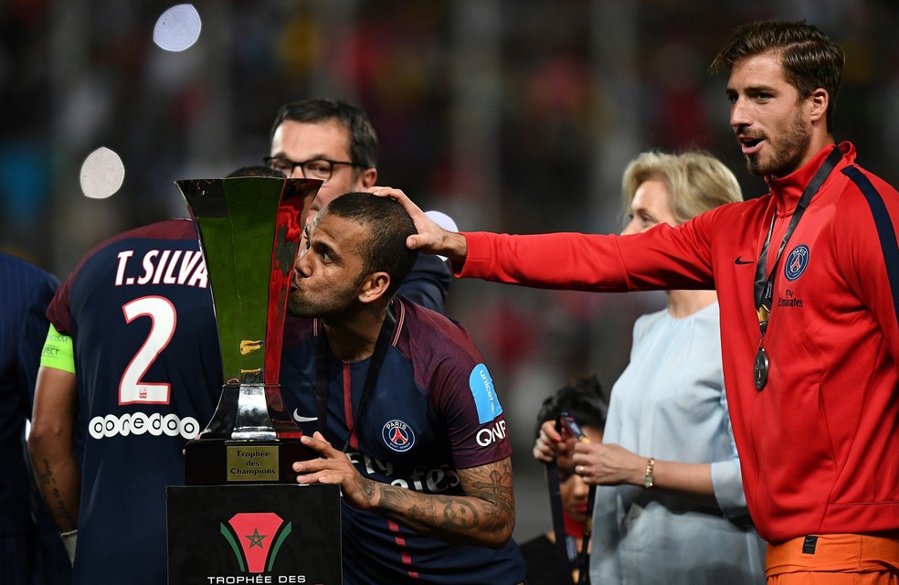 Daniel Alves com a taça da Supercopa da França, sua 35ª conquista (Foto: AFP)