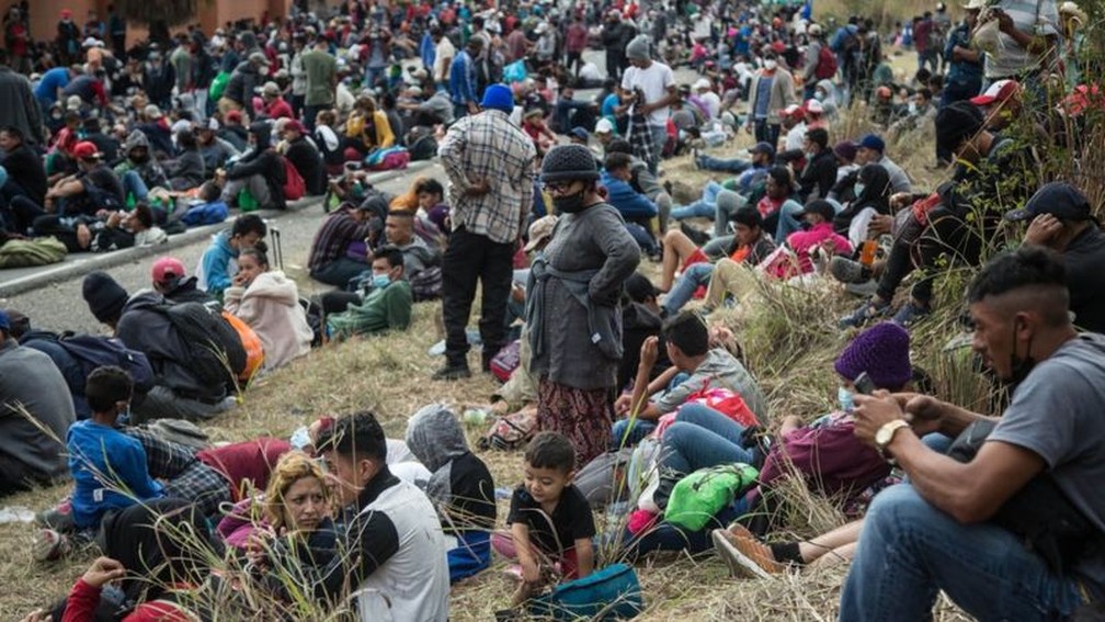 Os migrantes dizem que foram forçados a fugir da pobreza, violência e devastação das poderosas tempestades que atingiram a América Central em 2020 — Foto: EPA/BBC