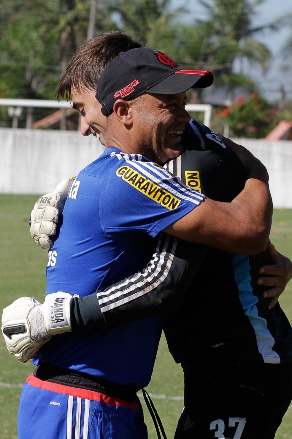 C�sar abra�a Wagner Miranda (Foto: Gilvan de Souza / Flamengo)