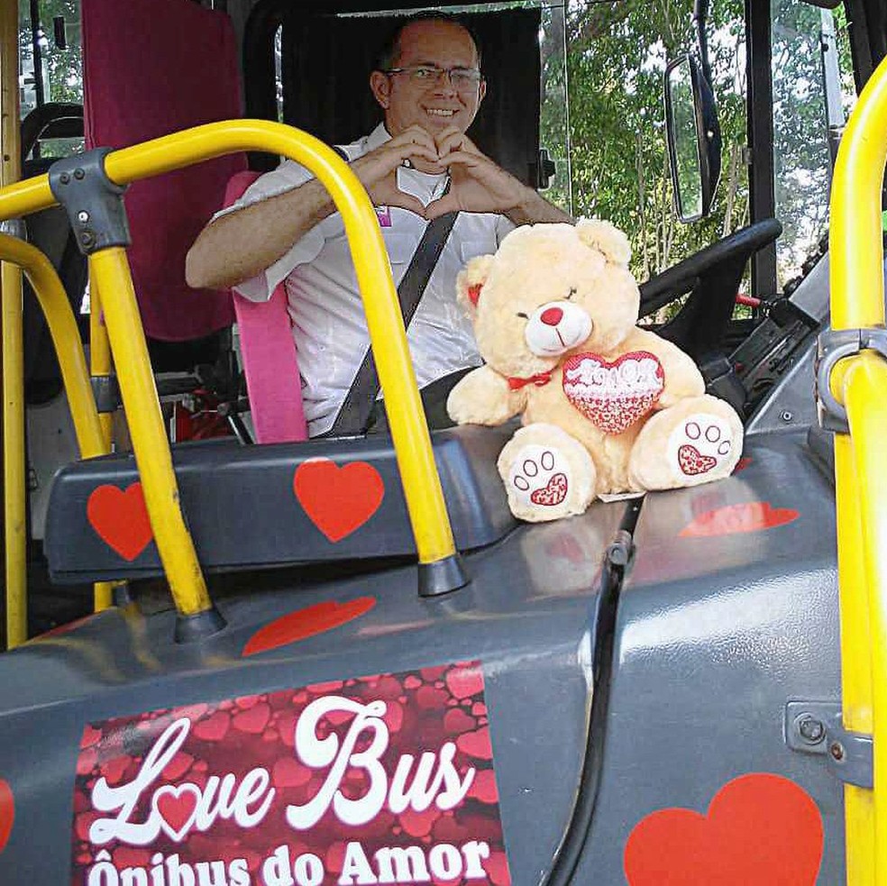 Motorista idealizou o Love Bus como uma forma de deixar o trabalho mais leve, em João Pessoa — Foto: Giuliano Roque/TV Cabo Branco