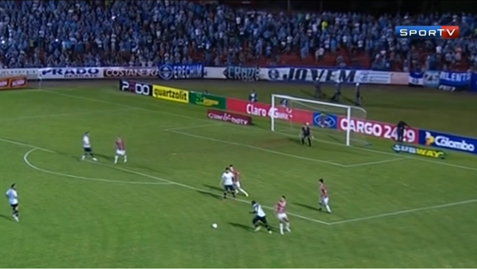 Lateral do Grêmio puxa fila e leva enquete de jogada mais bonita