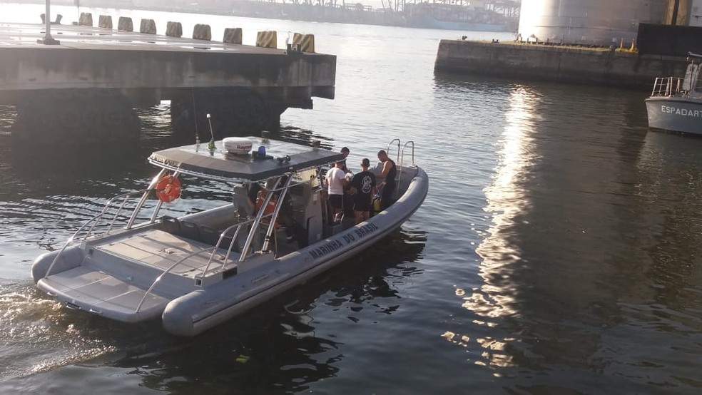 Mergulhadores da Marinha do Brasil foram deslocados para auxiliar nas buscas — Foto: G1 Santos