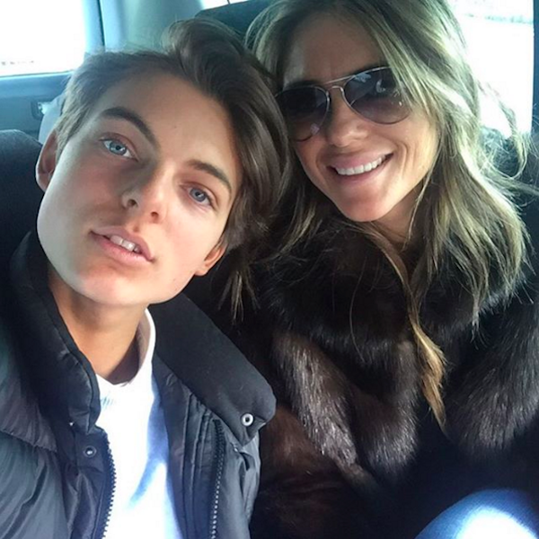 A atriz Liz Hurley e seu filho Damian, de 13 anos (Foto: Instagram)
