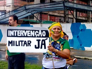 Em Belém, manifestante carrega cartaz de apoio à volta da ditadura e da intervenção militar. Ato, que reuniu cerca de 20 mil pessoas, terminou por volta das 12h30, depois de chuva. (Foto: Alexandre Yuri/G1)