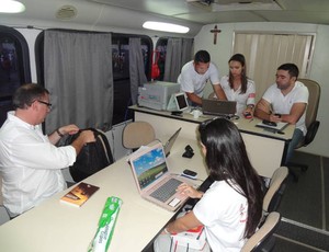 Funcionários do TJE ficaram de plantão na tarde deste domingo, nos arredores do Mangueirão (Foto: Gustavo Pêna)