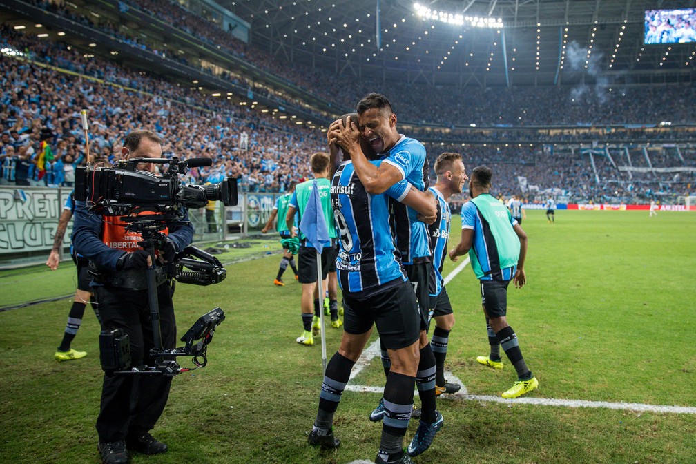 Responsáveis diretos pela vitória gremista, Jael e Cícero se abraçam na Arena (Foto: Lucas Uebel/Grêmio)