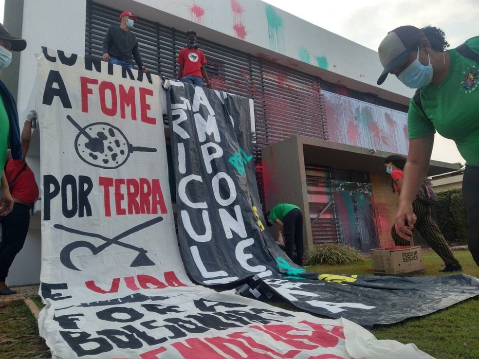 Grupo invade e picha sede da Associação de Produtores de Soja em Brasília — Foto: Twitter/Reprodução