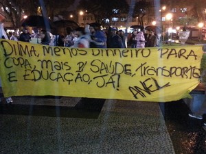Manifestantes realizam passeata pelas ruas de Santos (Foto: Leandro Campos/G1)
