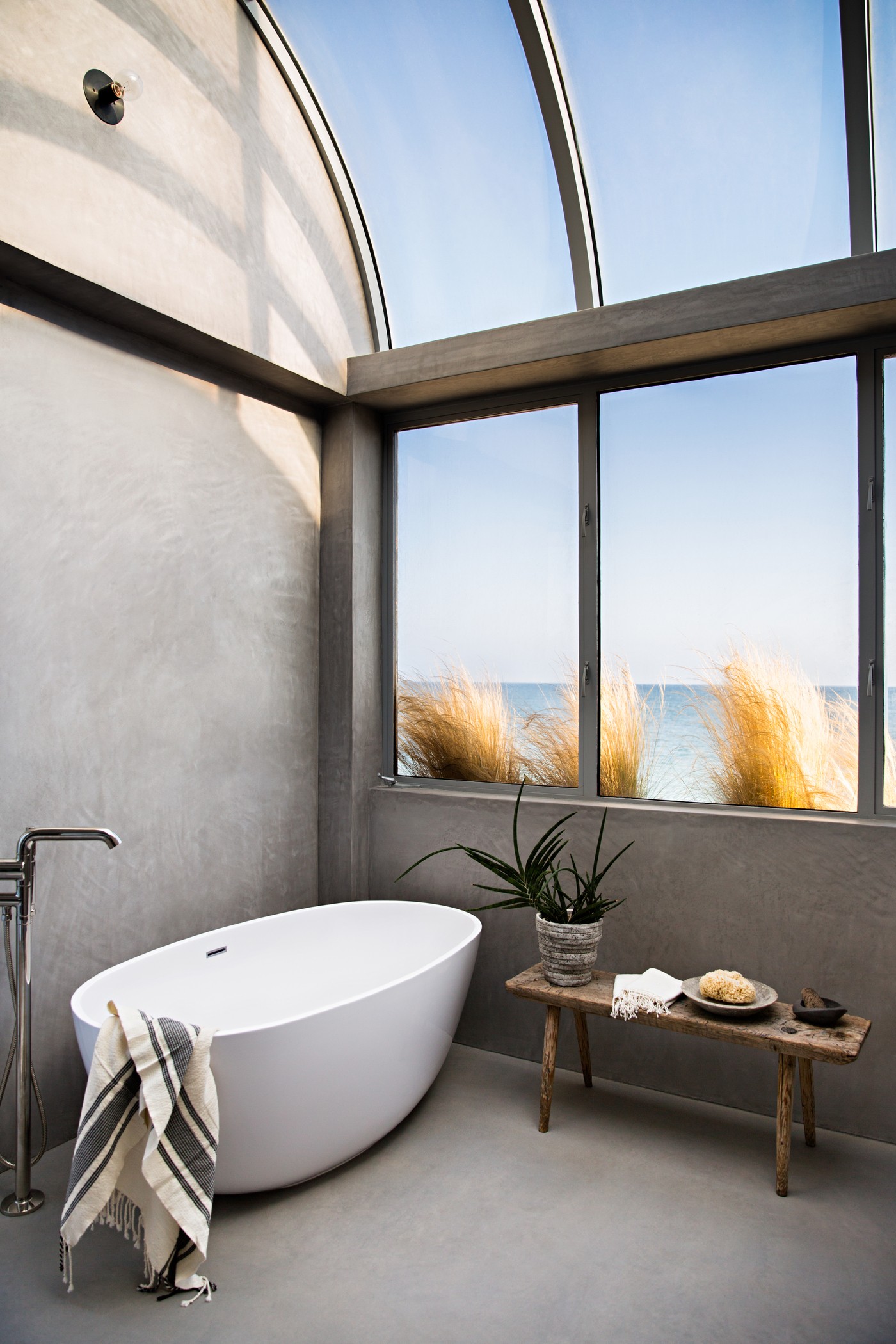Décor do dia: banheiro com banheira tem claraboia e vista para o mar (Foto:  Brittany Ambridge)