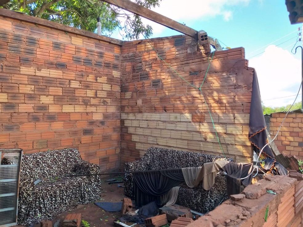 Parte de edícula cedeu no Bairro Estação, em Teodoro Sampaio — Foto: Heloise Hamada/TV Fronteira
