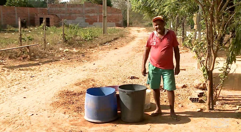 Moradores deixam os reservatórios nas portas de casa a espera do caminhão-pipa — Foto: Reprodução/TV Mirante