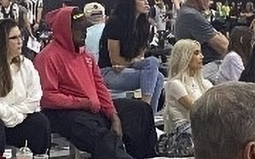 Kim Kardashian e Kanye West se encontram em jogo de basquete da filha