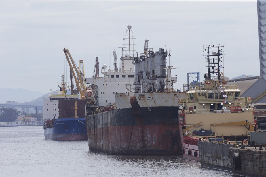 Navio São Luiz foi rebocado até o porto do Rio