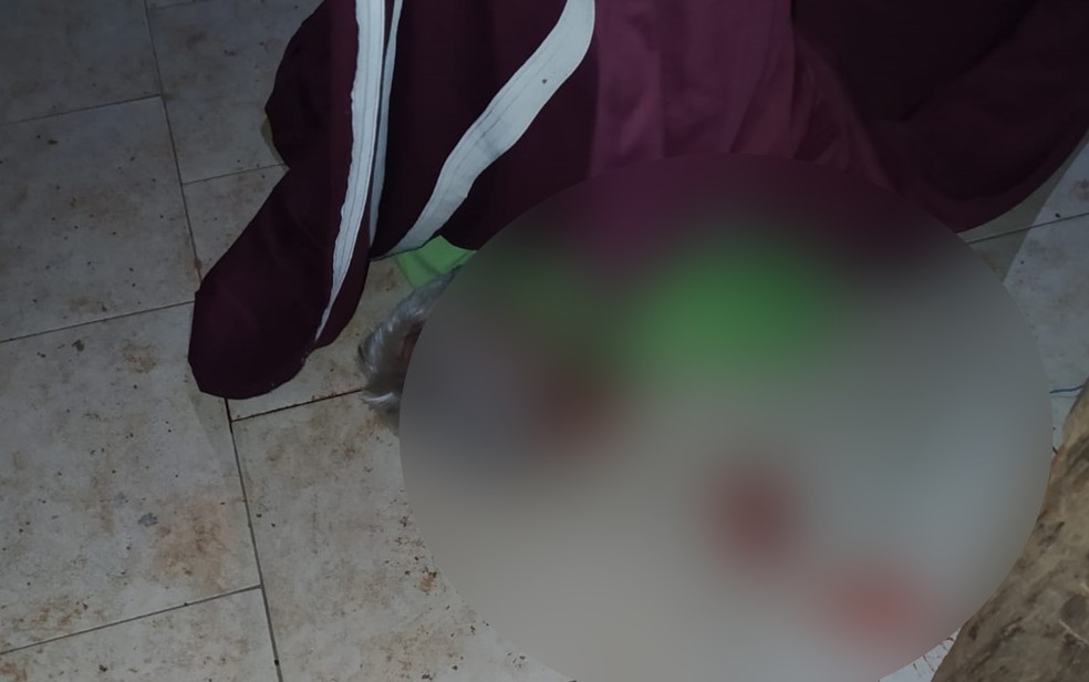 Marcas de sangue onde fazendeiro foi morto com tiro em Corumbá de Goiás — Foto: TV Anhanguera