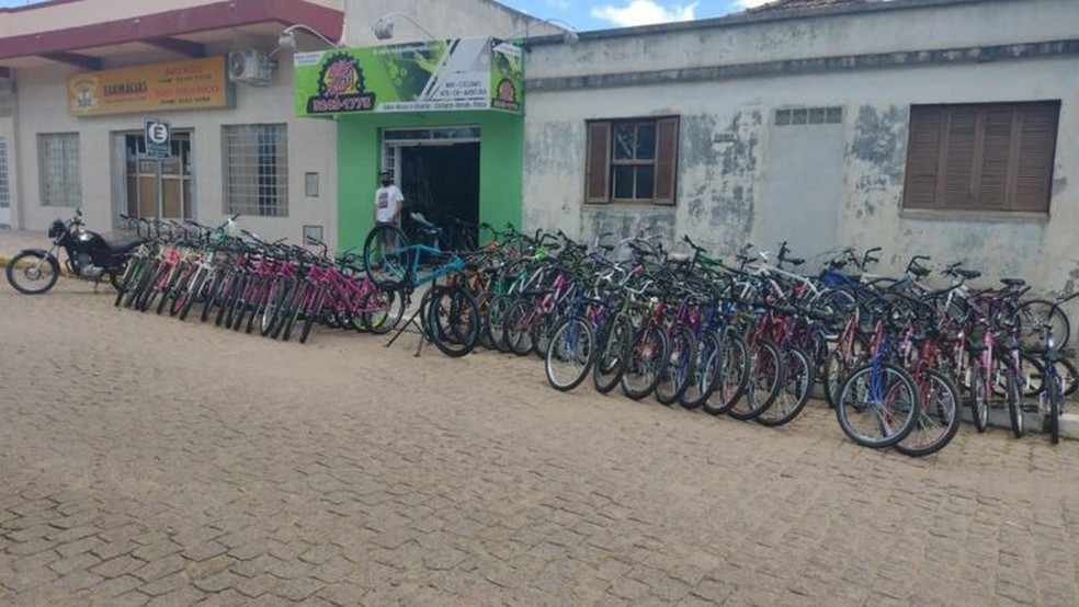 Comerciante afirma que alta na gasolina aumentou movimento em sua loja de venda e reparo em bicicletas — Foto: ARQUIVO PESSOAL/BBC
