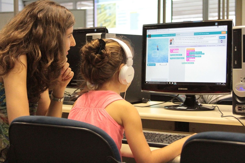 Meninas aprendem programação em curso da USP de São Carlos: segundo o Fundo Malala, aptidões como essa serão necessárias no mercado de trabalho do futuro, mas 955 milhões de meninas e mulheres jovens ainda não têm acesso a elas — Foto: ICMC-USP/Divulgação