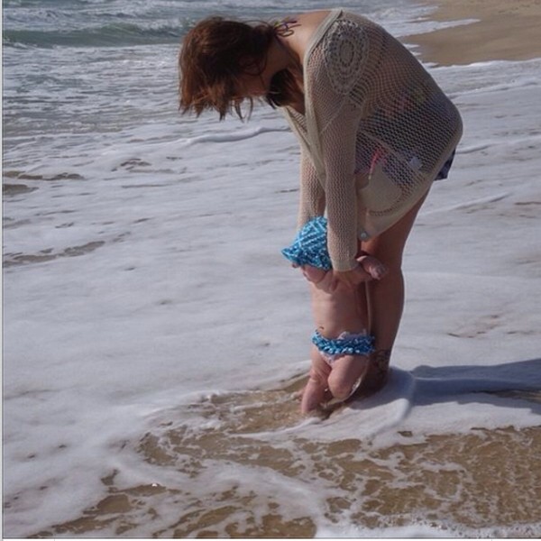 Sol Almeida leva a caçula para tomar banho de mar (Foto: Reprodução/Instagram)
