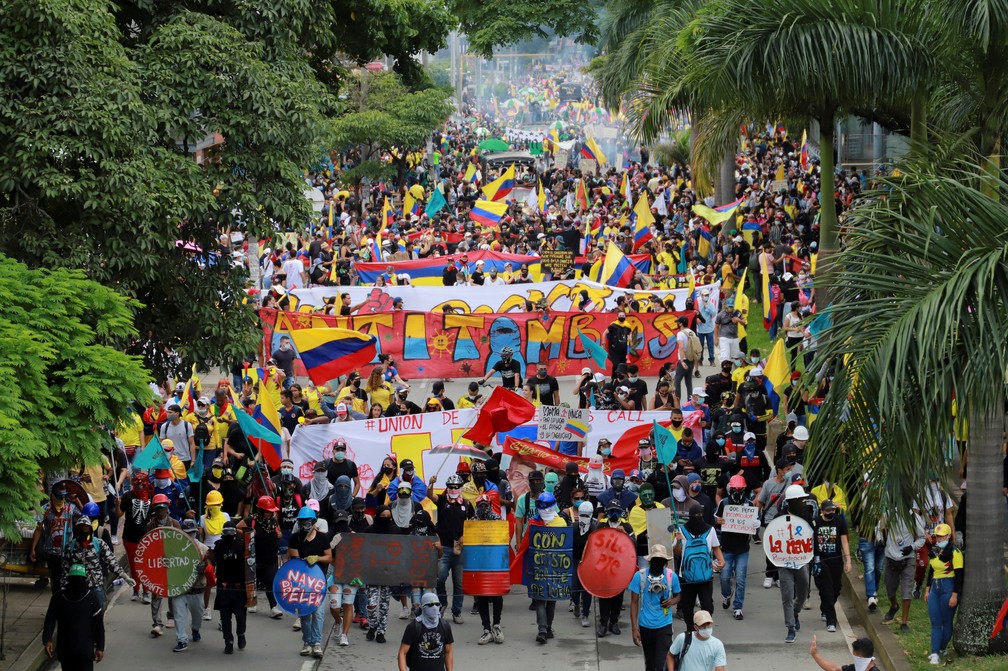 Manifestação na cidade de Cali, na Colômbia, na sexta (28) — Foto: Juan B Diaz/Reuters