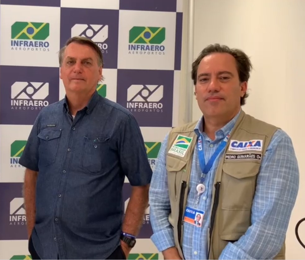 O presidente da República, Jair Bolsonaro, e o presidente da Caixa, Pedro Guimarães, em anúncio sobre autorização para primeira agência da Caixa em Fernando de Noronha — Foto: Reprodução