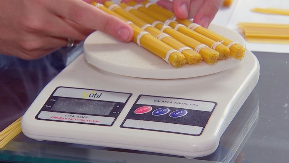 Tudo é medido e pesado para garantir o bom desempenho das pontes de macarrão na competição em Bauru — Foto: TV TEM / Reprodução 