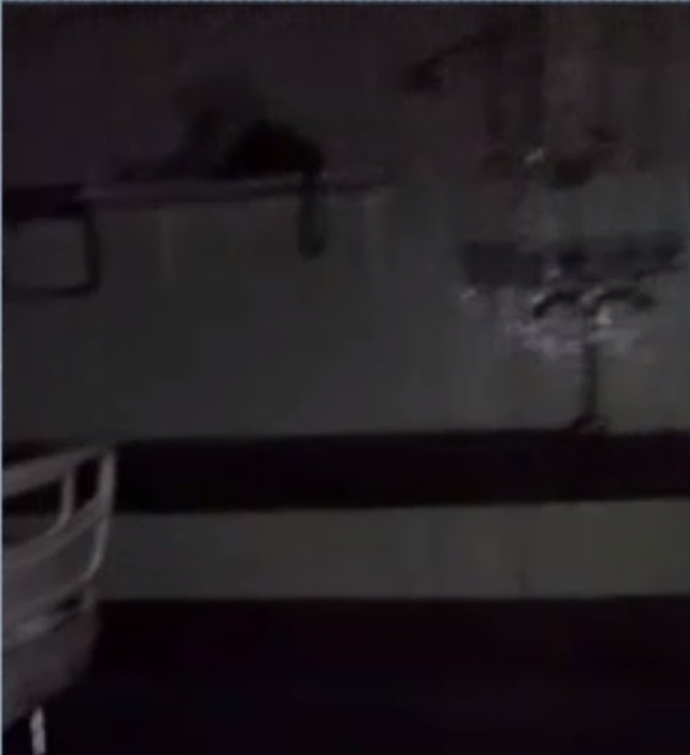 Hospital Lourenço Jorge teve 'cachoeira' e ficou sem luz (Foto: Reprodução)