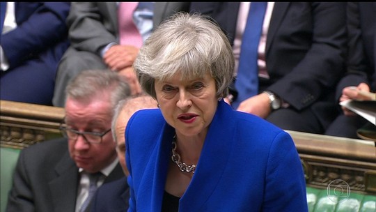 Theresa May sobrevive a voto de desconfiança do Parlamento