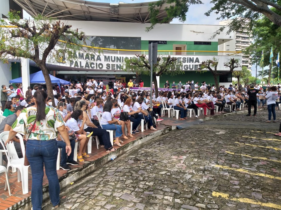 Professores de Teresina em greve acampam em frente à Câmara e vereadores suspendem votação do piso da categoria — Foto: Layza Mourão/g1