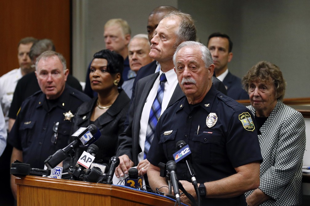 James Cervera, chefe de polÃ­cia de Virginia Beach, fala durante coletiva e identifica os nomes das vÃ­timas do tiroteio em um prÃ©dio pÃºblico da cidade â Foto: AP Photo/Patrick Semansky