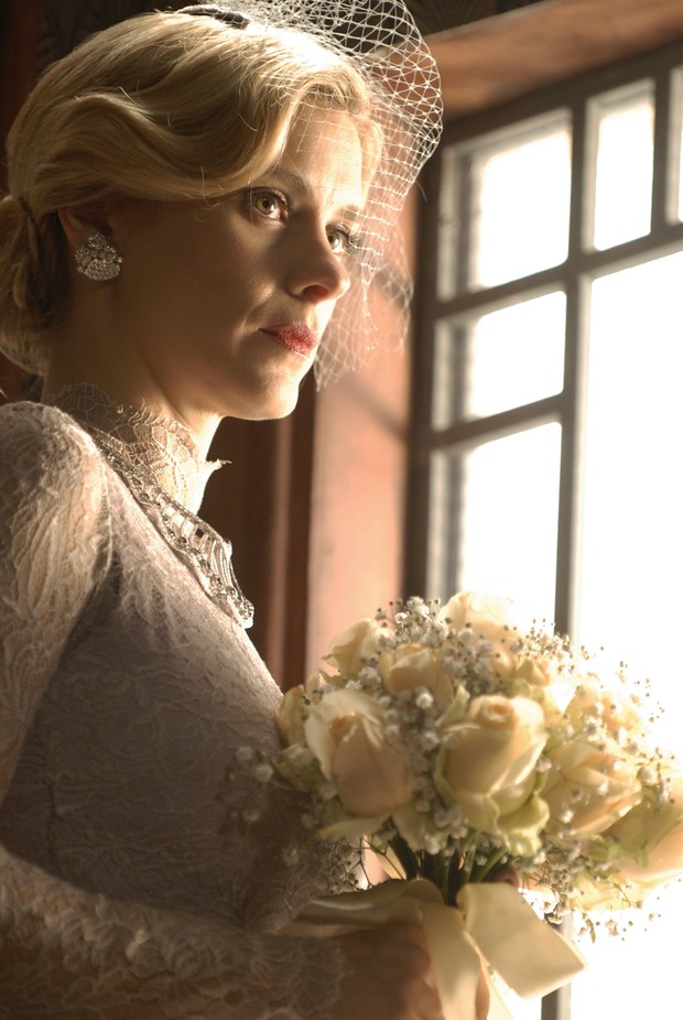 Persoangem Iolanda (Carolina Dieckmann) apostou em boca forte em seu casamento na novvela Joia Rara  (Foto: TV Globo/Divulgação)