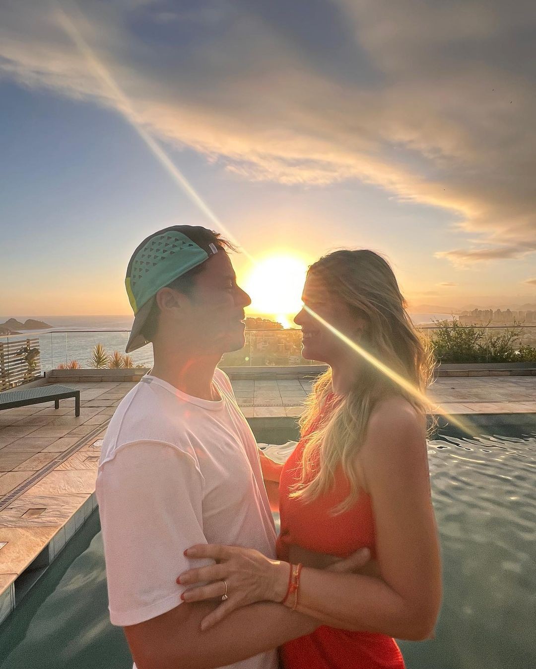 Carolina Dieckmann publica cliques de beijo ao pôr do sol com Tiago Worcman e seguidores elogiam casal (Foto: Reprodução / Instagram)